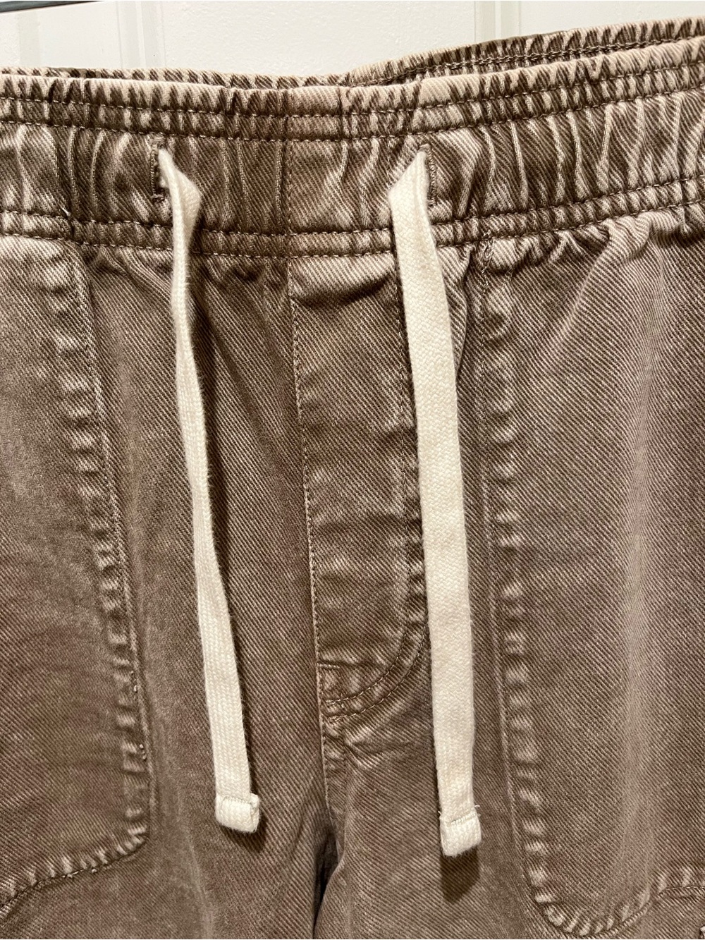 EUC GAP Mid-Rise Pull-On Easy Cargo Jeans in Tan Size Small - Picture 8 of 15